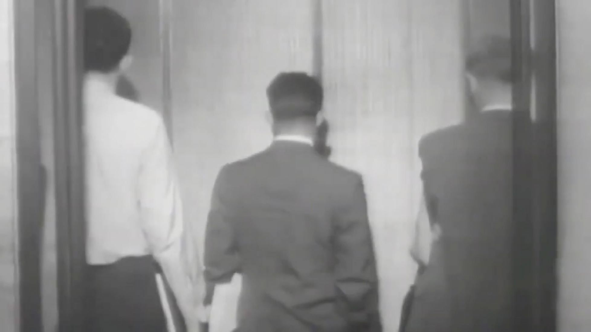 A SCREENSHOT FROM THE FAMOUS ELEVATOR EXPERIMENT, ORIGINALLY CONDUCTED AS A PART OF A 1962 CANDID CAMERA EPISODE TITLED “FACE THE REAR.”