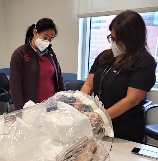 NAHREEN RIGHT TESTS THE SURGIFIELD WITH DEBBIE LEFT FROM THE SURGIBOX TEAM. PHOTOCREDIT: ATIF RAKIN, CTO AT SURGIBOX